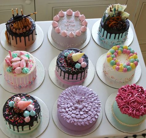 Buttercream cake Small Pretty Cakes, Mini Buttercream Cakes, Gourmet Cakes Design, Mini Cake With Cupcakes, 4 Mini Cakes, Tiny Cakes Ideas, Mini Cake Designs, Mini Cakes Ideas, Birthday Cake Decorating Ideas