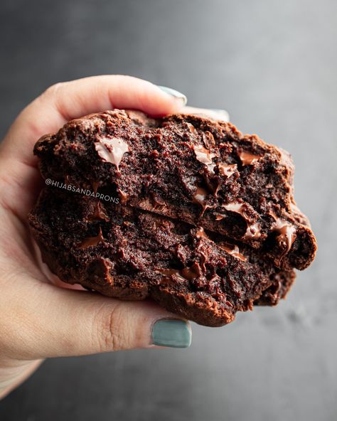 Copycat Recipe for Levain Bakery's Double Chocolate Cookie — Hijabs & Aprons Peanut Butter Chip Recipes, Levain Cookie Recipe, Levain Cookies, Chocolate Chip Walnut Cookies, Dream Bakery, Levain Bakery, Dark Chocolate Cookies, Double Chocolate Chip Cookies, Double Chocolate Cookies