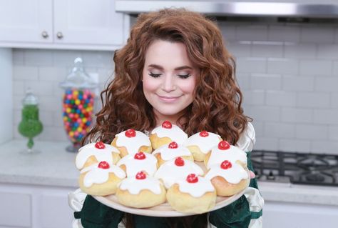 Nerdy Nummies - Brave's Iced Rolls Brave Iced Rolls, Disney Dessert Recipes, Sweet Bread Recipe, Homemade Donut, Disney Inspired Food, Nerdy Nummies, Rosanna Pansino, Disney Desserts, Disney Dinner