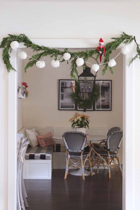 DIY Pom Pom Garland Project Easy Holiday Diy, Garlands Christmas, Diy Garlands, Crazy Laura, Christmas Pom Pom, Diy Christmas Garland, Garland Ideas, Garland Diy, Diy Ornament