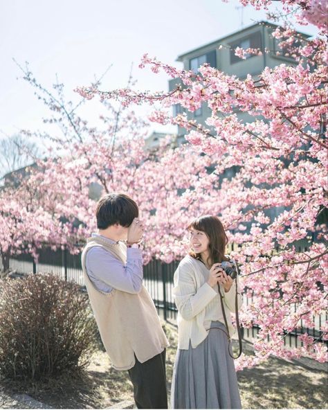 Cherry Blossom Couple Photos, Japanese Couple Photography, Spring Outfits Japan, Japanese Couple, Japan Spring, Japan Cherry Blossom, Spring Engagement Photos, Cherry Blossom Season, Couple Shoot