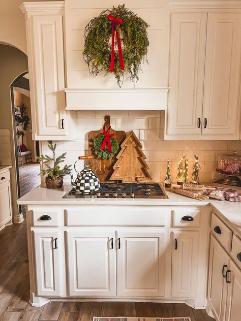 Christmas Coffee Table Decor, Make Your Home Cozy, Desserts Christmas, Cozy Christmas Decor, Home Cozy, Christmas Decor Inspiration, Christmas Kitchen Decor, Holiday Kitchen, Christmas Decorations For The Home