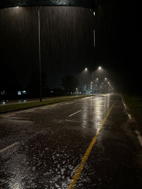 High Quality Pictures Aesthetic, Urban Night Aesthetic, Aesthetic Rain Photos, Rain Dark Aesthetic, Night Rain Snap, Aesthetic Night Walk, Rain Aesthetic Dark, Late Night Rain, Rainy Night Street