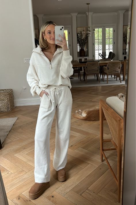 Aerie Lounge Set, Casual Winter Lounge Outfits, Family Airbnb, Aerie Outfits, Lounge Wear Aesthetic, Comfy Mom Outfits, Lounge Set Outfit, Aesthetic Loungewear, Cute Lounge Outfits