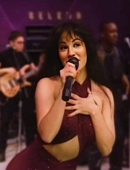 Latina Pfp Cartoon Straight Hair, Selena Purple Outfit, Selena Quintanilla Videos, Selena Quintanilla Outfits, Selena Quintanilla Fashion, Selena Pictures, Singer Fashion, Selena Q, Tejano Music