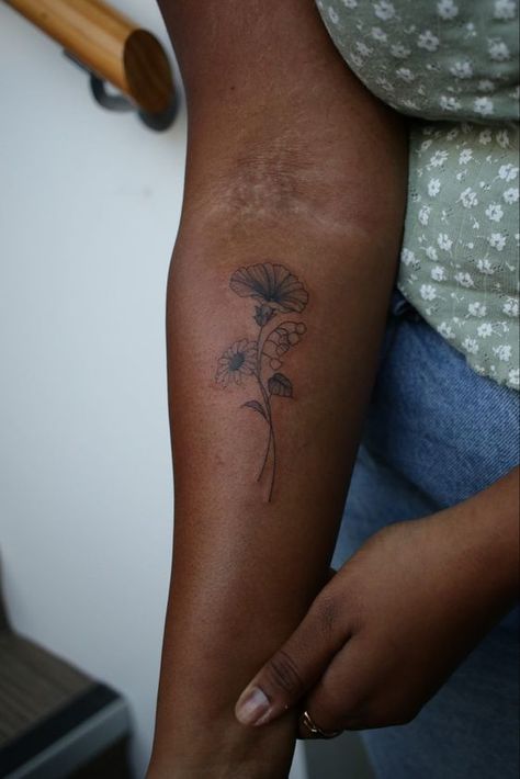 Tattoos Black Women Forearm, Color Tattoos On Dark Skin Flowers, Dark Skin Women Tattoo Ideas, Floral Tattoos On Dark Skin, Floral Tattoo Dark Skin, Fine Line Tattoo Black Skin, Fine Line Tattoo Dark Skin, Brown Skin Tattoo Women, Small Tattoos On Dark Skin