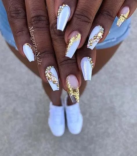 White And Gold Nails, White Nails With Gold, Nails With Gold, Gold Acrylic Nails, White Coffin Nails, Natural Nail Art, Gold Nail Designs, Gold Nail Art, Short Coffin Nails