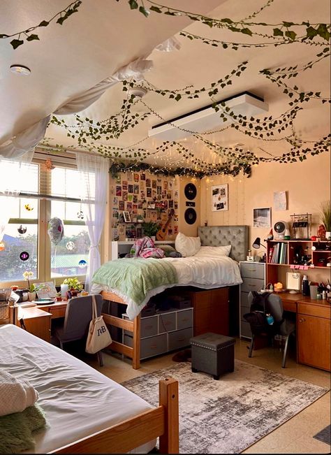 Dorm Room Realistic, Boho Dorm Room Ideas Colleges, Luxury Dorm, Luxury Dorm Room, Dorm Room Aesthetic, Rooms Aesthetic, Aesthetic Dorm Room, College Dorm Room Ideas, Dorm Room Layouts