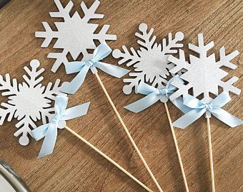 Snowflake Costume Kids, Nutcracker Costumes Diy, Snowflake Costume, Frozen Baby Shower, Calendar Classroom, Winter Wonderland-party, Snowflake Centerpieces, Frozen Diy, Frozen Birthday Party Decorations