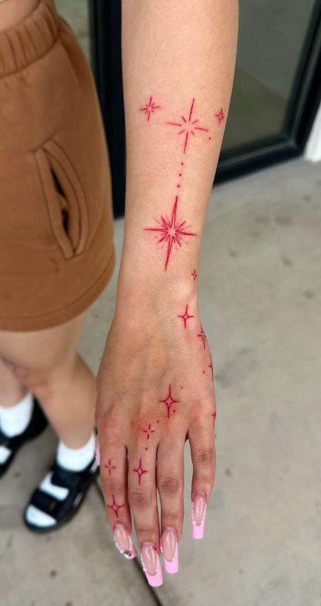 100 Hand Tattoos For Women With Style - Tattoo Me Now Tato Minimal, Cute Hand Tattoos, Hand And Finger Tattoos, Pretty Hand Tattoos, Small Pretty Tattoos, Hand Tattoos For Women, Red Tattoos, Small Hand Tattoos, Cute Tattoos For Women