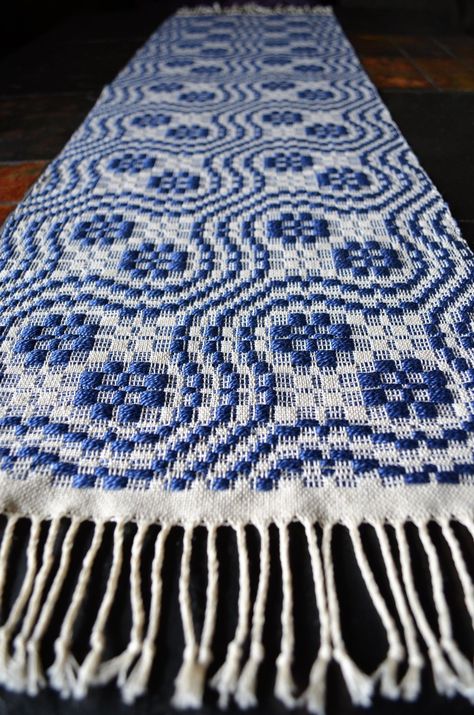 Handwoven overshot table runner / warporweft.com Hand Woven Table Runner, Snail Trail, Rigid Heddle Weaving Patterns, Weaving Patterns Design, Weaving Loom Projects, Rigid Heddle Weaving, Sampler Quilts, Weaving Designs, Diy Weaving