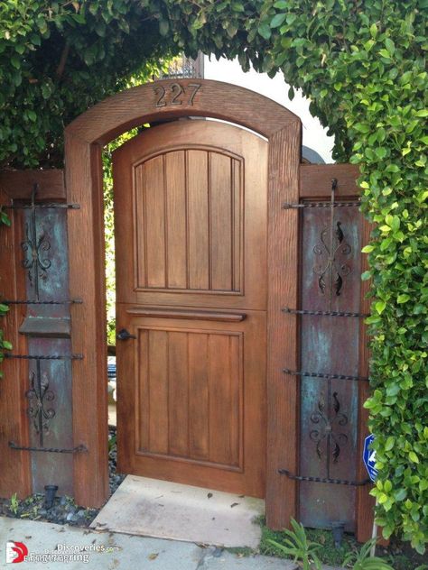 35 Amazing Wooden Gate Ideas - Engineering Discoveries Wooden Gate Door, Wooden Door Decor, Wood Fence Gates, Door Decor Ideas, Wooden Garden Gate, Fence Gates, Backyard Gates, Yard Gate, Garden Gate Design