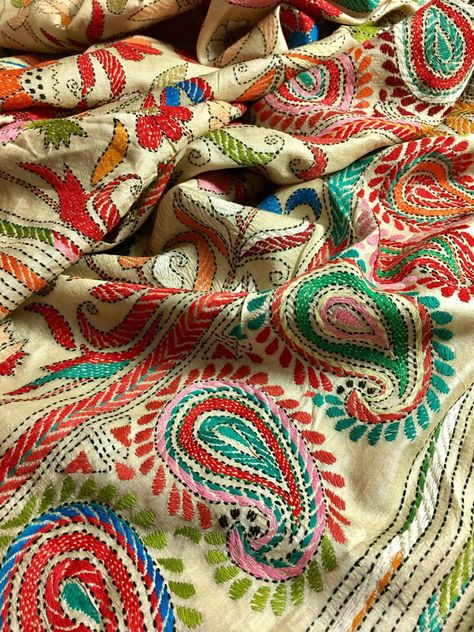 Katha Stitch Saree, Katha Stitch, Nokshi Katha, Kantha Work Sarees, Kasuti Embroidery, Traditional Bedding, Tussar Saree, Kantha Sarees, Kantha Embroidery