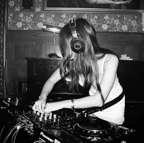 Dj Woman Aesthetic, Female Producer Aesthetic, Dj Asthetic Picture, Dj Girl Aesthetic, Dj Aesthetic Girl, Female Music Producer, Concerts Aethstetic, Female Dj Aesthetic, Club Pics Night