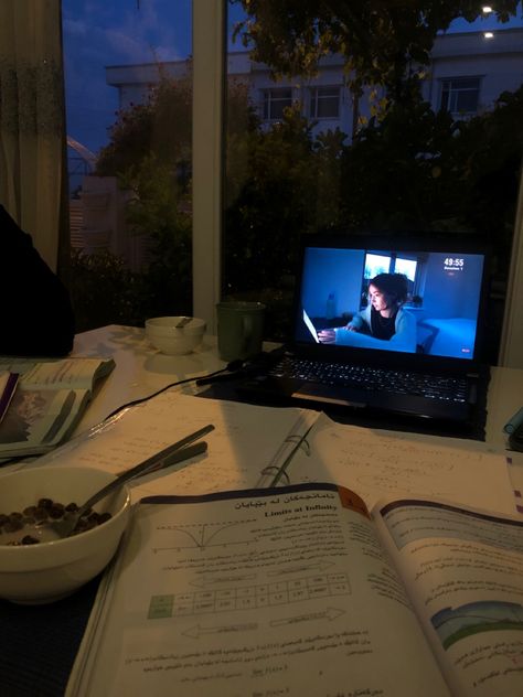 Early Autumn Morning Aesthetic, How To Study In One Night, Study Night Motivation, Studying Early Morning, Night Time Study Aesthetic, Mornight Aesthetic, Coursework Aesthetic, Early Study Aesthetic, Romantazise Studying