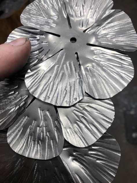 Metal Flower Art, Welded Metal Projects, Soda Can Art, Metal Roses, Metal Sculptures Garden, Iron Rose, Art Projects Ideas, Metal Workshop, Welding Art Projects