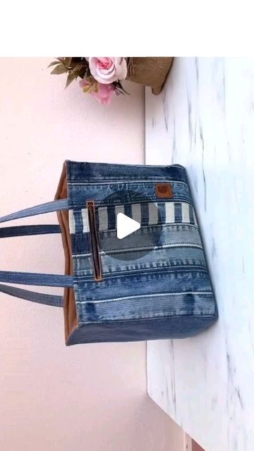 Denim Bags From Jeans Diy, Denim Tote Bag Diy Old Jeans, Diy Denim Tote Bag, Tote Bag From Old Jeans, Denim Bags From Jeans, Diy Old Jeans, Bag From Old Jeans, Recycled Denim Bags, Sewing Handbag