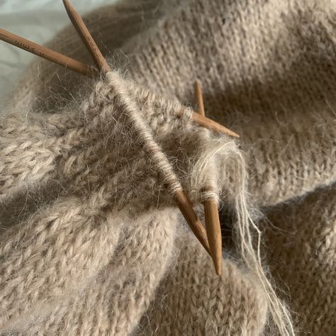 Foto Ideas Instagram, Beige Aesthetic, Jolie Photo, Autumn Aesthetic, Knitting Inspiration, Fall Vibes, Dream Life, Fiber Art, Aesthetic Pictures