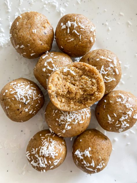 Almond Butter Energy Bites - WINNIESBALANCE Almond Flour Energy Bites, Preworkout Snack, Workout Snacks, Energy Bites, Pre Workout, Cookies And Cream, Almond Butter, Pretzel Bites, Almond Flour