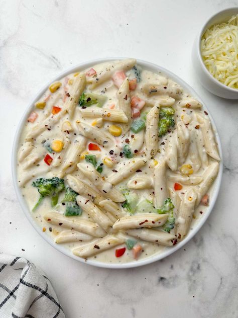 white sauce pasta (bechamel sauce pasta) served in a plate with cheese on the side Bechamel Sauce Pasta, Homemade White Sauce, White Pasta Sauce Recipe, Making White Sauce, Creamy Avocado Pasta, Pasta Healthy, Pasta Varieties, White Sauce Recipes, White Sauce Pasta