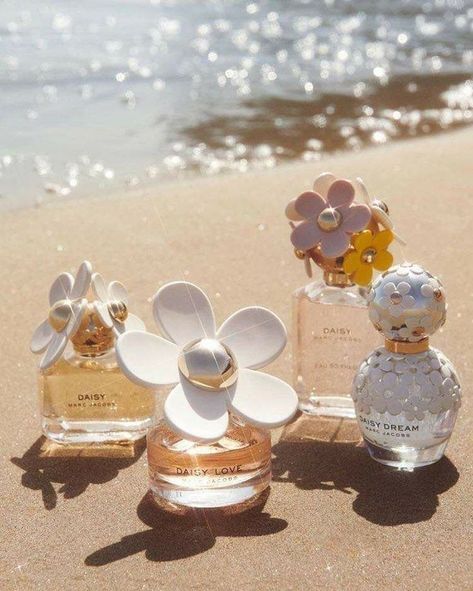 https://benable.com/anitasmile/fragrance-6640/details?detail_id=2703964 Marc Jacobs Daisy Perfume, Marc Jacobs Perfume, Daisy Perfume, Spring Fragrances, Perfume Photography, Daisy Love, Perfume Body Spray, Perfume Collection Fragrance, Body Smells