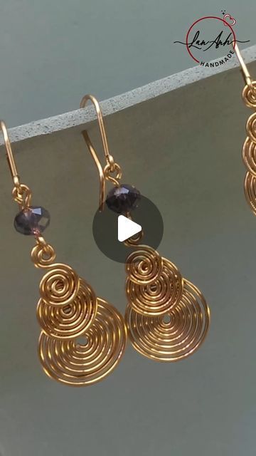 New Handmade Jewelry Ideas, Copper Wire Earrings Diy, Wire Jewelry Videos, Diy Studs Earrings, Earring Wires Tutorial, Wired Earrings Diy, Wire Wrap Tutorial Free, Diy Wire Charms, Wire Earrings Handmade Diy