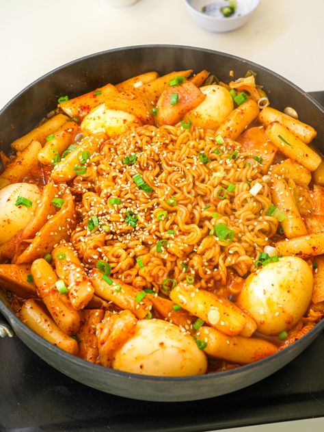 Rabokki – Ramen with Tteokbokki (Video) - One Happy Bite Ramen Tteokbokki Recipe, Rose Toppoki, Ramen And Tteokbokki, Rabokki Recipe, Tteokbokki Cheese, Tteokbokki Ramen, Eggs And Vegetables, Tteokbokki Recipe, Best Korean Food