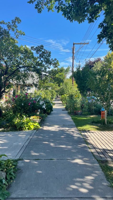 Summer Suburbs Aesthetic, Parque Aesthetic, The Upside Of Falling, House Background, Canada Pictures, Friendship Photoshoot, Small Town Life, Sky Pictures, Beautiful Streets