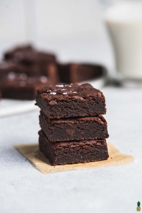 Healthy Chocolate Brownies, Food Photography Cake, Vegan Brownies Recipe, Food Photography Dessert, Vegan Brownies, Postre Keto, Dessert Photography, Vegan Brownie, No Bake Brownies