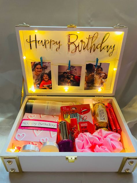 Trunk Hamper Ideas, Diy Birthday Hamper Ideas, Gift Hamper Ideas For Birthday, Birthday Box Ideas For Mom, Birthday Gift For Roommate, Black Gift Box Ideas Birthday, Hamper Ideas For Best Friend, Hamper Box Decoration Ideas, Birday Gift Ideas