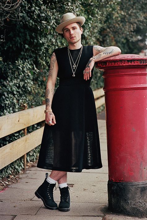 Men In Dresses, Genderqueer Fashion, Guys In Skirts, Men Wearing Skirts, Gender Fluid Fashion, Genderless Fashion, Queer Fashion, Androgynous Fashion, Feminine Outfit