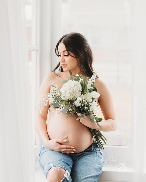 Jean And Flowers Maternity Shoot, Maternity Pictures Flowers Jeans, Indoor Diy Maternity Photoshoot, Maternity Bouquet Photoshoot, Diy Floral Maternity Shoot, Maternity Pictures Dresses, Indoor Lifestyle Maternity Shoot, Maternity Photo Diy, Flower Maternity Shoot Studio