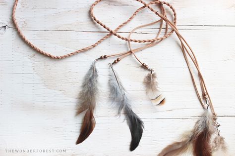 Urban Outfitters Inspired DIY Feather Suede Headwrap | Wonder Forest: Design Your Life. Feet Jewellery, Indian Headband, Diy Hair Accessories Tutorial, Boho Style Accessories, Hair Accessories Tutorial, Diy Tassel Garland, Diy Feather, Diy Kimono, Mom Hair