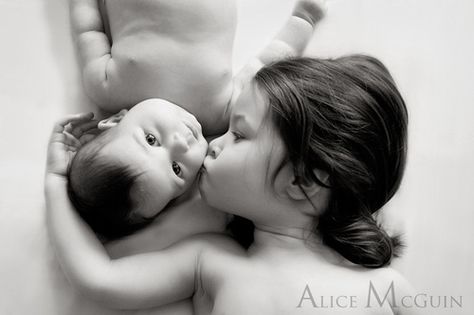 16 fotos de irmãos que você não pode deixar de fazer! Foto Kids, Foto Newborn, Baby Fotografie, Sibling Photos, Sibling Photography, Birth Photos, Foto Baby, Foto Tips, Newborn Shoot