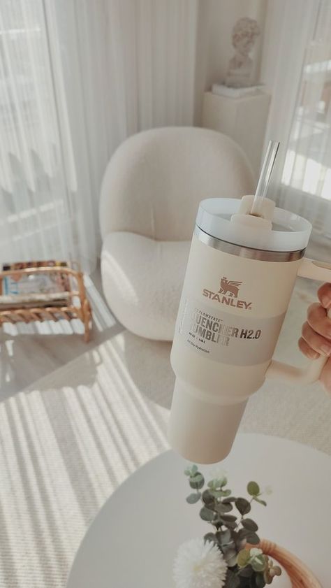 #CleanGirlAesthetic #StanleyCup #Aesthetic #Tumbler #VanillaGirl #NeutralAesthetic #HealthyLifestyle Stanley Aesthetic, Stanley Bottle, Aesthetic Tumbler, Copo Stanley, Coffee Smoothie, Pretty Accessories, Beauty Room Design, Cream Aesthetic, Stanley Quencher