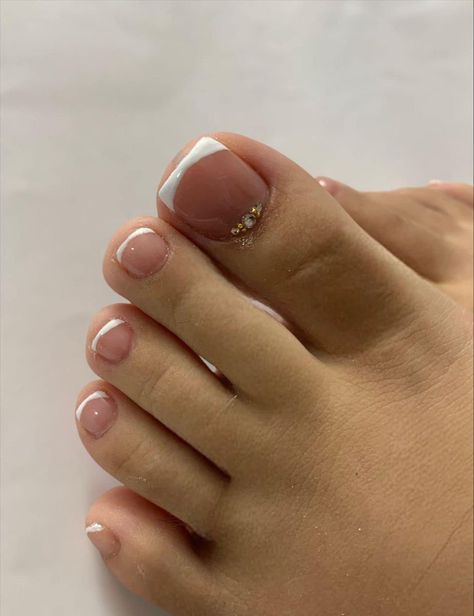 Piespedicure Pedicure Ideas Tan Skin, Natural French Pedicure, French Tip Pedicure With Rhinestones, Feet Extension Nail Art, Pedicure French Tip Designs, Pedicure With Gems, French Nails Toes, Toe Nail Extensions, French Tip Toes With Design