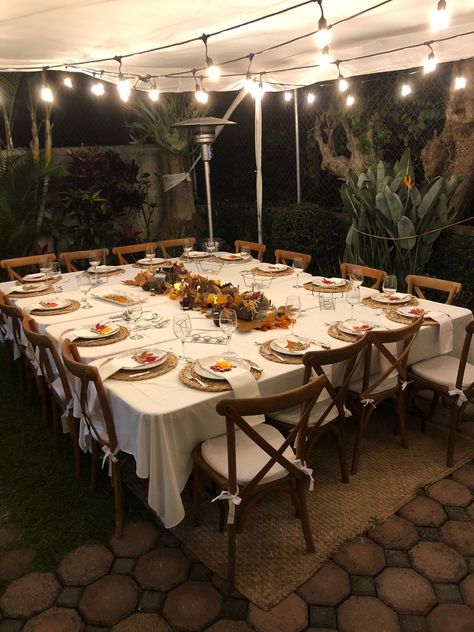 Outdoor Birthday Dinner Ideas, Backyard Dinner Wedding, Table Cloth Ideas Party, Civil Wedding Dinner Table Settings, Outside Dinner Ideas, Small Backyard Wedding Table Set Up, Intimate Backyard Dinner Party, Backyard Tent Decorating Ideas, Diy Backyard Dinner Party Ideas