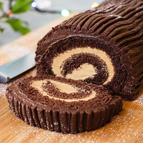 Caramel Dipping Sauce, Yule Log Recipe, Chocolate Log, Chocolate Yule Log, Caramel Cake Recipe, Chocolate Caramel Cake, Yule Log Cake, Caramel Cream, Chocolate Sponge Cake