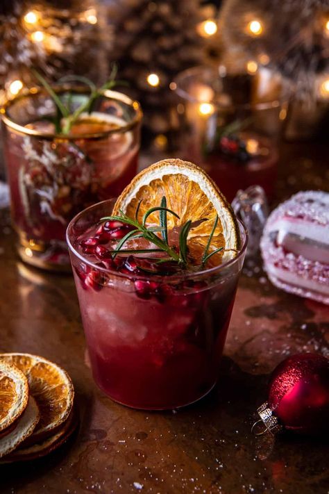 WhoVille Christmas Punch: Bourbon mixed with Campari, pomegranate juice, orange juice, vanilla, and topped with ginger beer...'Tis the season! Weihnachtlicher Cocktail, Holiday Cheermeister, Bourbon Punch, Cocktails Christmas, Whoville Christmas, Winter Drink, Cranberry Vodka, Vodka Soda, Holiday Punch