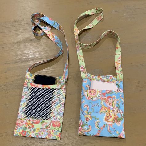 Megelles Sewing Tutorials Quick and easy fully lined bag to sew in 5 minutes Phone Purse Pattern, Phone Bag Diy, Crossbody Bag Tutorial, Phone Bag Pattern, Cross Body Bag Pattern, Crossbody Bag Pattern, Bag Pattern Free, Cell Phone Bag, Tote Bags Sewing