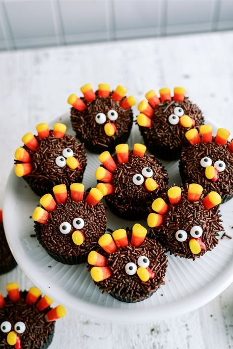 Turkey cupcakes are such a fun Thanksgiving dessert recipe to make. They are super festive and not to mention delicious! A fun DIY to do with your kids. Frosting For Chocolate Cupcakes, Kid Friendly Thanksgiving, Turkey Cupcakes, Thanksgiving Cupcakes, The Girl Who Ate Everything, Turkey Treats, Thanksgiving Desserts Table, Fun Thanksgiving Desserts, Thanksgiving Desserts Easy