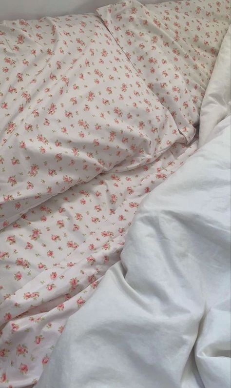 Pink Flowers Bed Sheets, Flower Bed Sheets Aesthetic, Floral Bedsheets Aesthetic, Bed Sheets Coquette, Floral Sheets Aesthetic, Floral Bedding Aesthetic, Flower Bedsheet, Bedspread Aesthetic, Floral Bedsheets