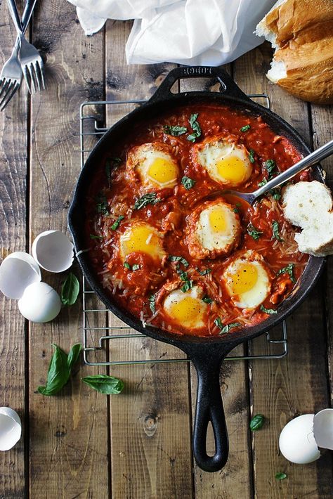 Shakshuka The Cooking Jar, Eggs In Tomato Sauce, Eggs In Purgatory, Brunch Dishes, God Mat, Easy Brunch, Iron Skillet, Parmesan Cheese, Egg Recipes