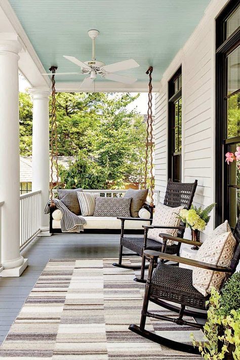 26 Incredibly Relaxing Swinging Bed Ideas For Your Porch Farmhouse Porch Swings, Veranda Design, Interior Boho, Building A Porch, Front Porch Design, Farmhouse Front Porches, Farmhouse Porch, Porch Furniture, Small Front Porches