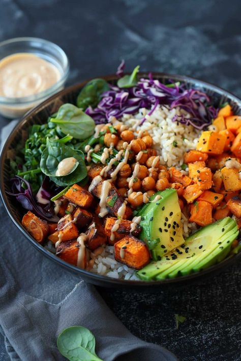 Buddha Bowl Buddah Bowls Vegetarian, Buddah Bowl Aesthetic, Nutritious Bowls, Buddha Bowl Ideas, Dinner Idea Easy, Holistic Food, Macro Bowl, Mediterranean Bowl, Buddha Bowl Recipe