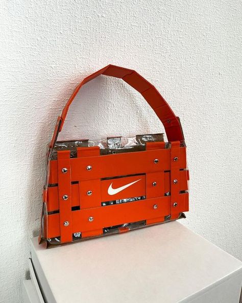 Nike Shoes Box, Upcycle Bag, Bag Upcycle, Nike Shoe Box, Shoe Box Diy, Funky Rugs, Sac Diy, Upcycled Bag, Nike Shoe