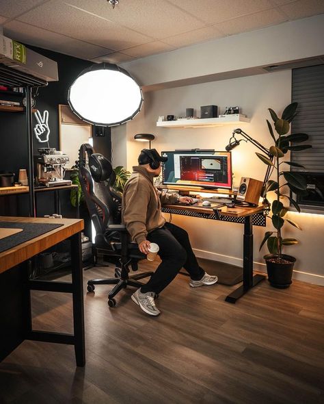 Youtube Setup Ideas Background Home Office, Content Creator Photography, Content Creator Room Aesthetic, Content Creator Home Studio, Content Creation Setup, Video Editor Desk Setup, Video Editing Desk Setup, Content Creator Office Ideas, Photographer Desk Setup