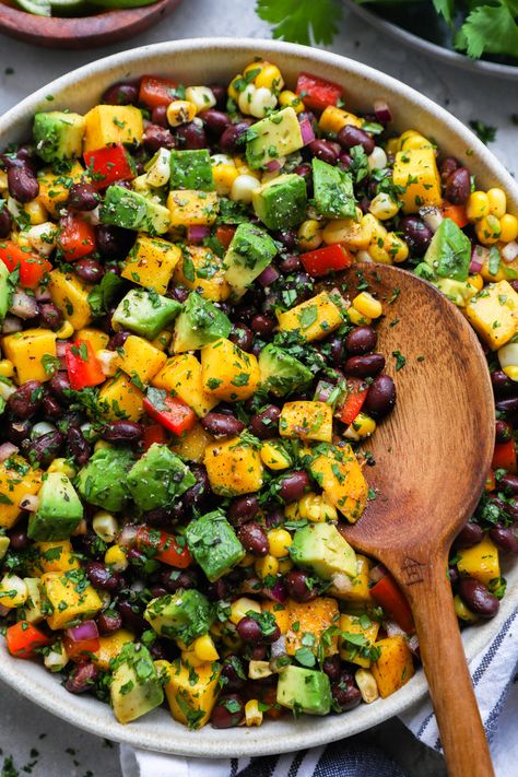 A zesty salad loaded with black beans, fresh mango, lots of veggies & creamy avocado all tossed in lime juice with a touch of spice! This black bean, mango & avocado salad is so refreshing & perfect for summer potlucks! Black Bean Salad Recipe, Potluck Salad, Zesty Salad, Summertime Salads, Different Salads, Mango Avocado, Black Bean Salad, Hearty Salads, Summer Corn Salad