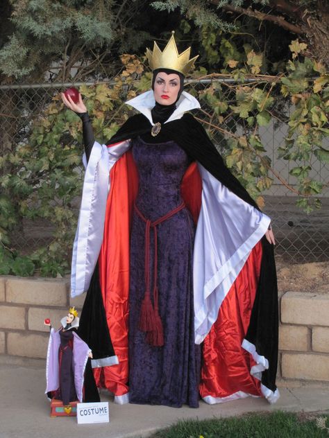 Evil Queen Costume, Halloween Costume Design, Cosplay Disney, Halloweenský Makeup, Carnaval Costume, Snow White Costume, Villain Costumes, Sette Nani, Queen Costume