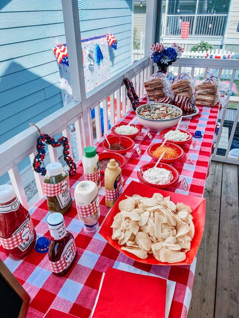 Forth Of July Party Food, July 4th Backyard Decor, July 4th Pool Party Decorations, American Bbq Party Decor, Fourth Of July Beach Party, American Birthday Party Theme, America First Birthday Party, Fourth Of July Outside Decor, Usa Pool Party